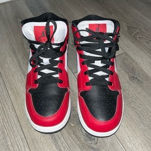 Nike Air Jordan 1s Mid Chicago sneakers black toe